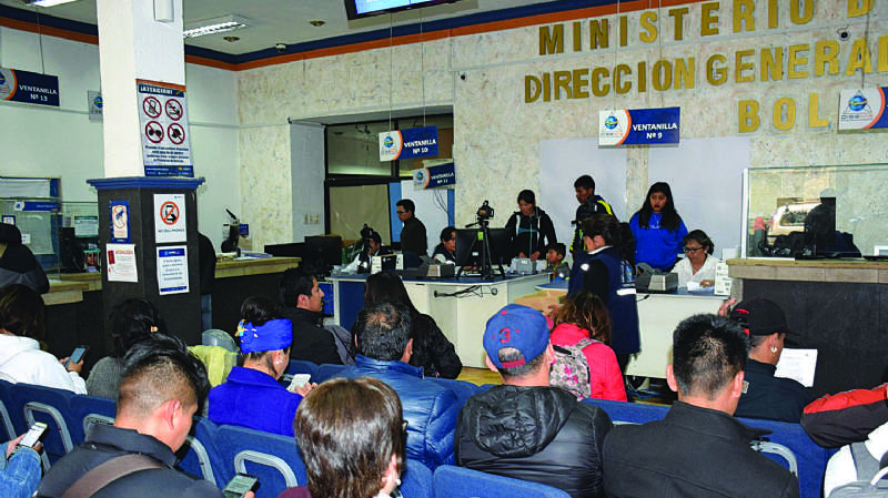Largas filas: Migración tarda 15 días en emitir pasaportes