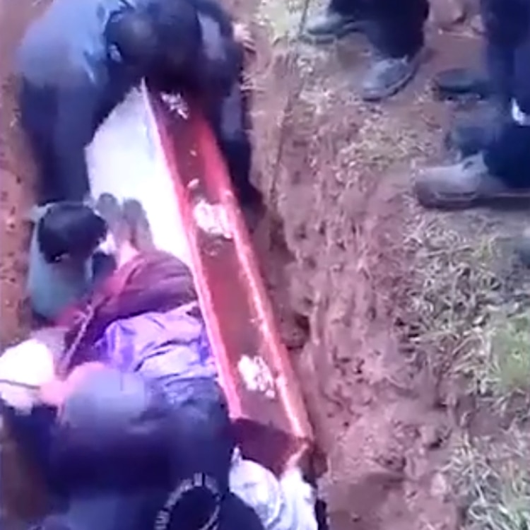 Hombres dejan de caer un ataúd ocasionando que el cuerpo quedara expuesto (Foto: Captura de pantalla)