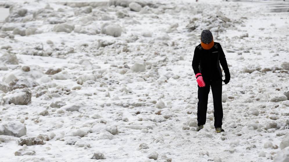 Foto: El rÃ­o Chicago lleva dÃ­as congelado y se esperan temperaturas histÃ³ricas (Reuters/Jim Young)