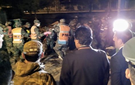El presidente Evo Morales inspecciona las labores de recojo de basura. Foto: Bolivia TV