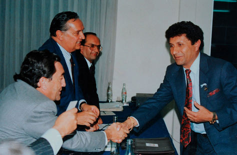 Ortuño estrecha la mano del extinto presidente Mario Mercado. Foto: Familia Ortuño
