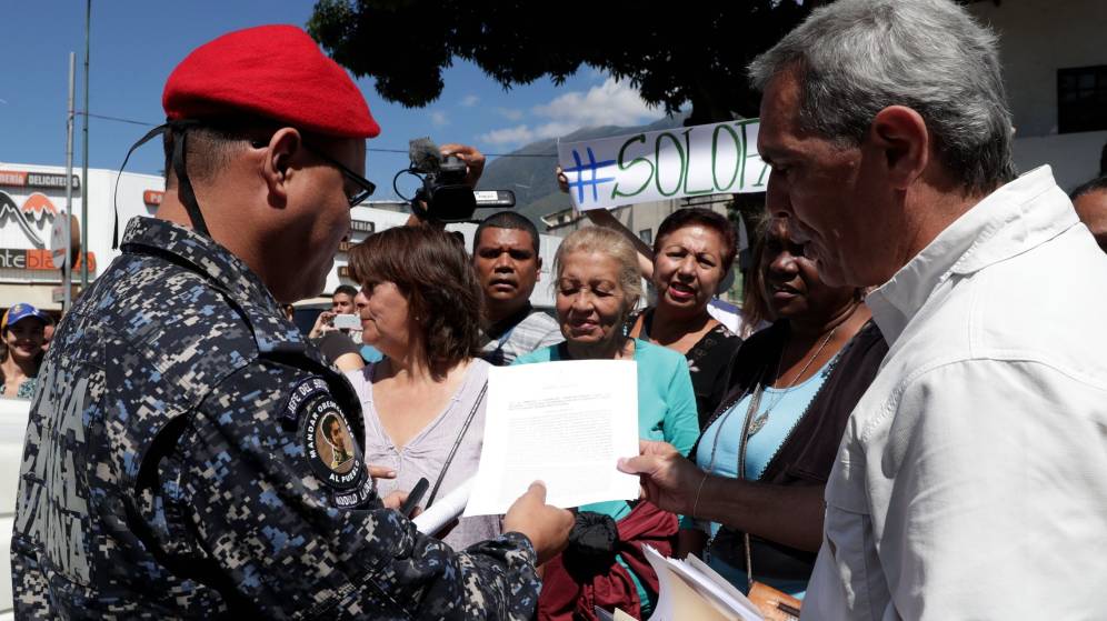 Foto: Opositores entregan a militares el texto de ley. (EFE)