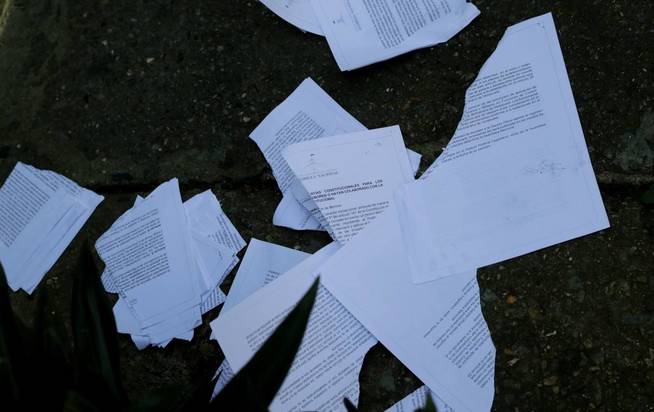 Personal de La Casona destroza los documentos con la Ley de AmnistÃ­a de GuaidÃ³. (EFE)