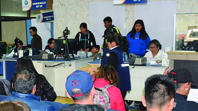 La gente duerme en Migración y distribuye sus propias fichas