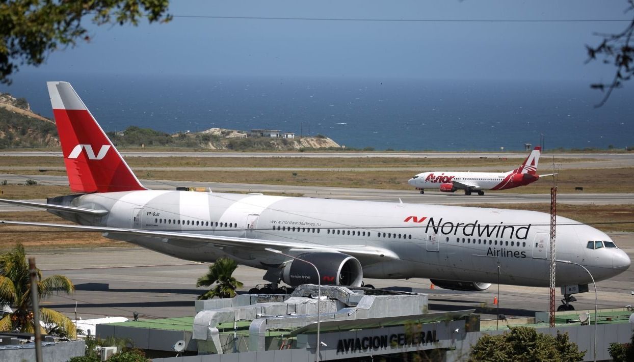 Un avión ruso llegó a Venezuela y creen que Maduro lo usará para sacar reservas de oro