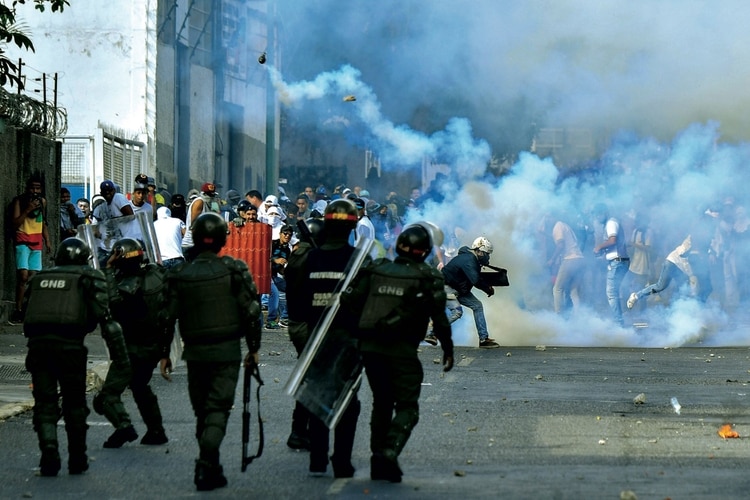 Protestas y represión en la Venezuela de Nicolás Maduro (Photo by Yuri CORTEZ / AFP)