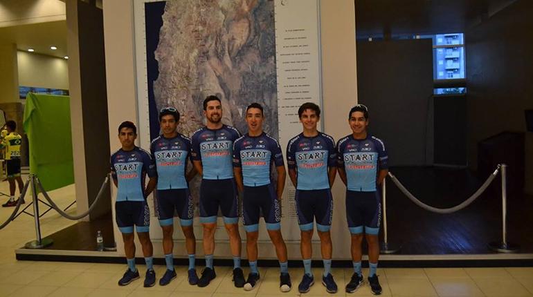 Los pedalistas Freddy Gonzáles (der.) y Bernardo León (segundo de der. a izq.) junto a Start Cycling Team, en la previa a la Vuelta a San Juan. | Start Cycling Team