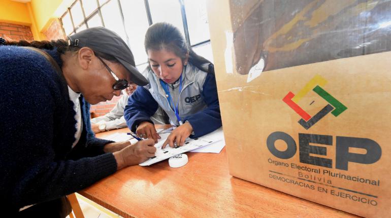Un militante emite su voto. | ABI