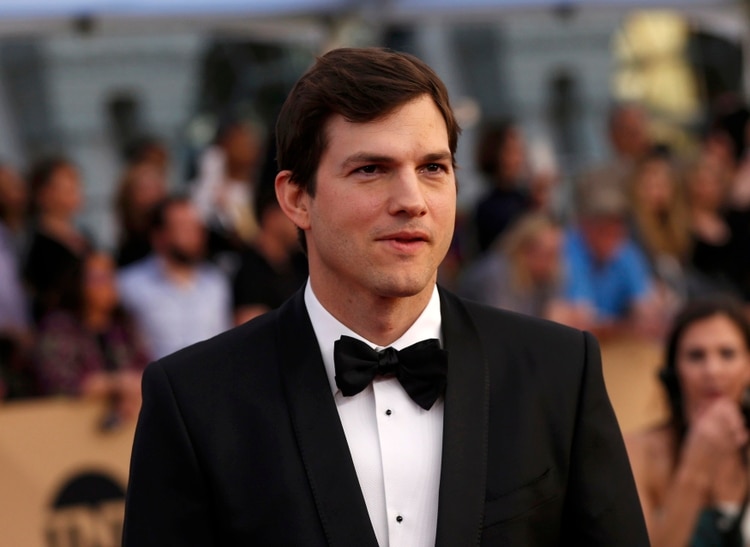 Actor Ashton Kutcher en los premios Screen Actors Guild Awards en Los Angeles, California, U.S., 2017 (REUTERS/Mario Anzuoni)