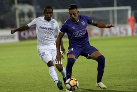 Defensor Sporting vs Bolívar en el Estadio Luis Franzini en Montevideo.