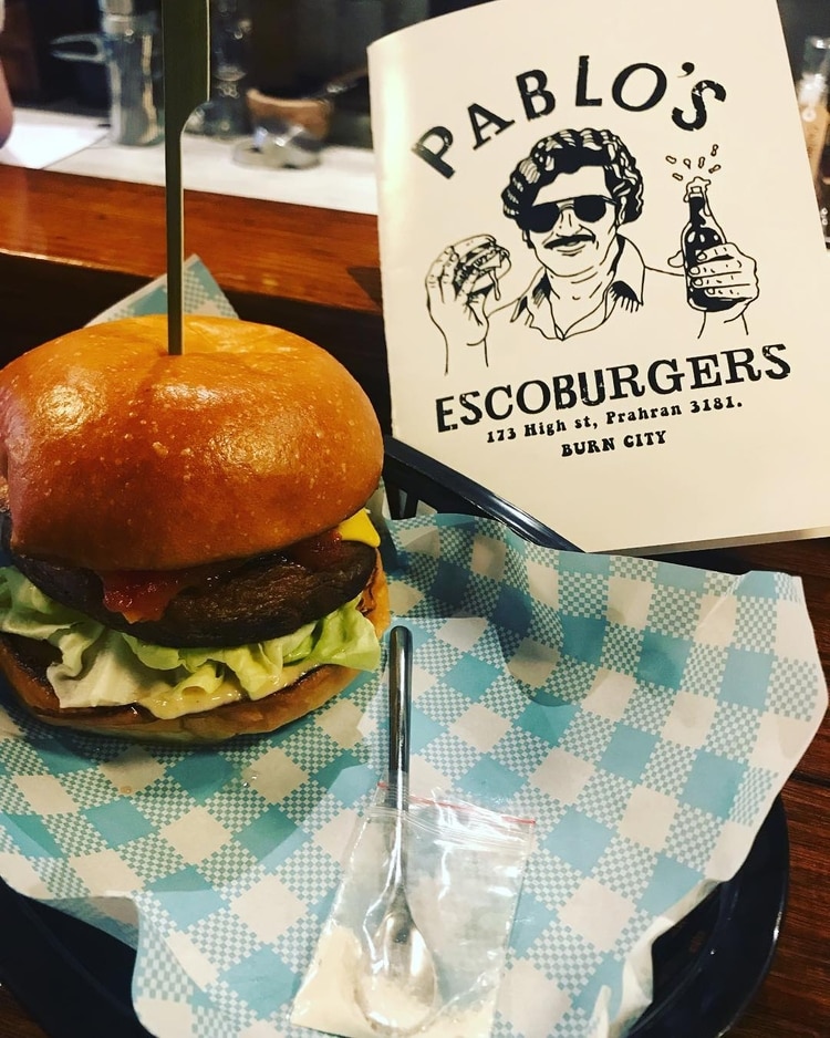 Tanto el nombre como la presentación de la hamburguesa ha causado una polarización de comentarios (Foto: Facebook)