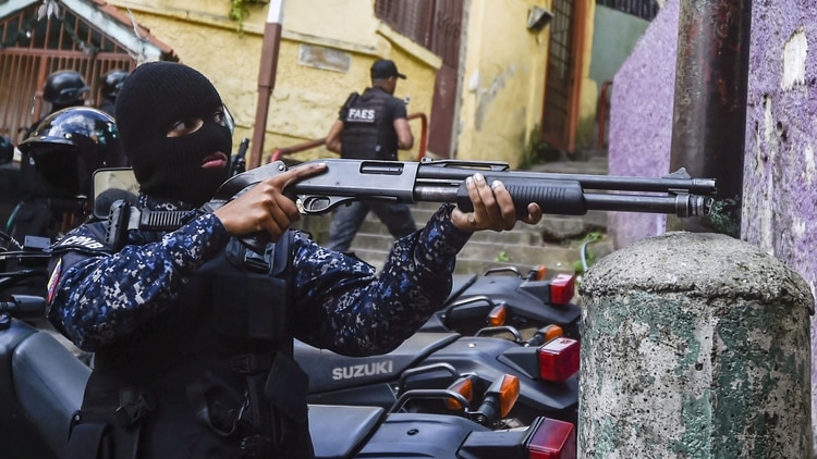 El escuadrón utiliza armas letales