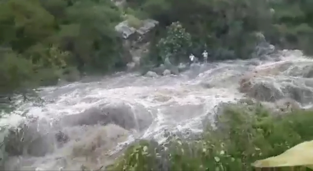 Bomberos rescatan a 5 personas tras la crecida el rÃo Coimata en Tarija