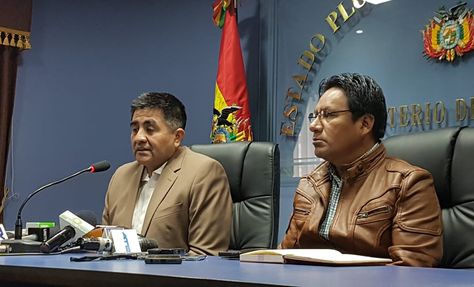 El viceministro de Lucha Contra el Contrabando, Gonzalo Rodríguez, (iz) y al alcalde de Charaña, Martin Villalobos.