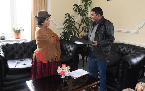 La presidenta del TSE, María Eugenia Choque, con el presidente del Tribunal Electoral Departamental de Potosí, Carlos Colque, este jueves en La Paz.