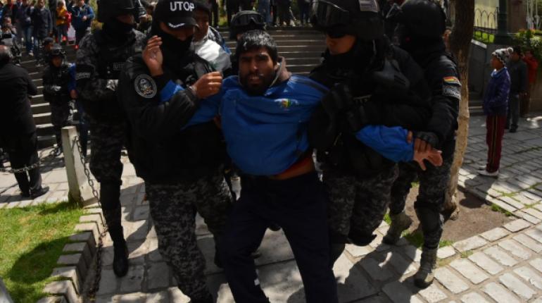 Trabajadores de Huanuni son retirados de Plaza Murillo por efectivos de la Policía. | APG