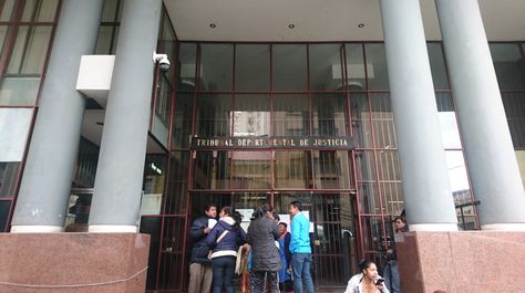 Ingreso al edificio del Tribunal Departamental de Justicia.
