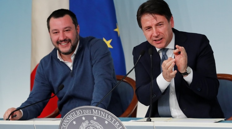 El premier Giuseppe Conte y el ministro del Interior, Matteo Salvini (Reuters/Remo Casilli)