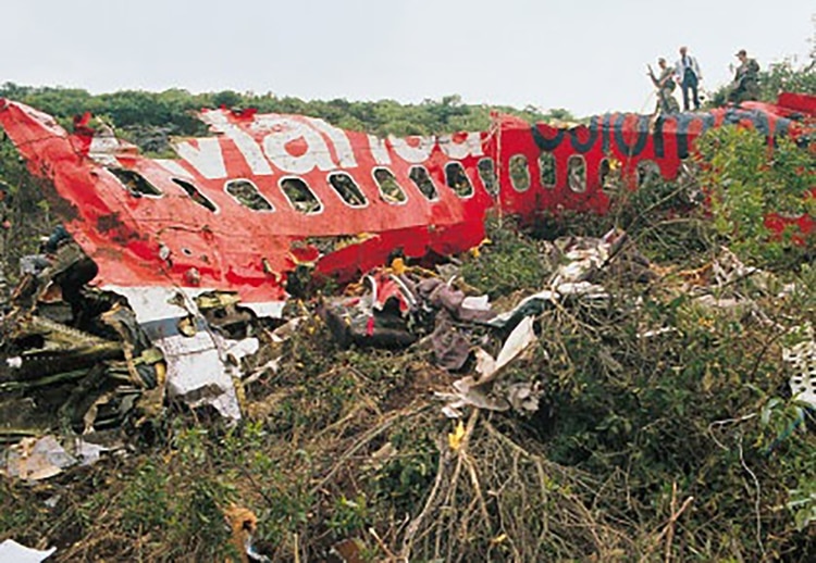 Las 110 personas que estaban en el avión de Avianca, entre pasajeros y tripulación, murieron junto a tres más que estaban en tierra cuando cayeron las partes de la aeronave.