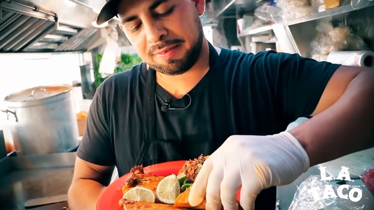 El taquero Teddy Vázquez (Foto: YouTube L.A. TACO)