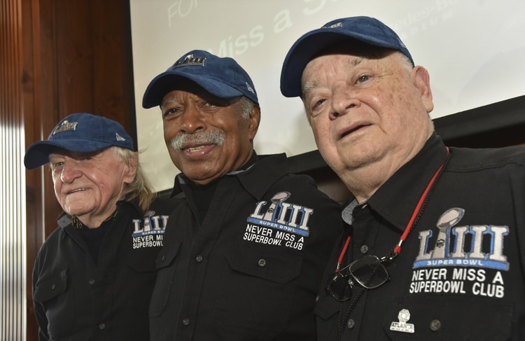 De izquierda a derecha, los fanáticos Tom Henschel, Gregory Eaton y Don Crisman posan en Atlanta el viernes 1 de febrero de 2019. Los tres han estado presentes en todos los Super Bowls. (Hyosub Shin/Atlanta Journal-Constitution via AP)