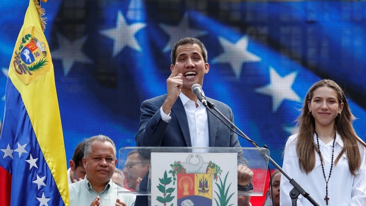 El líder opositor venezolano y el autoproclamado presidente interino Juan Guaido gesticula mientras habla junto a su esposa Fabiana Rosales durante un mitin contra el gobierno del presidente venezolano Nicolás Maduro en Caracas, Venezuela, 2 de febrero de 2019. REUTERS / Carlos Garcia Rawlins