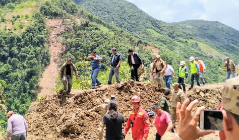 El presidente Morales realiza la inspección al lugar del derrumbe en la ruta hacia Caranavi.