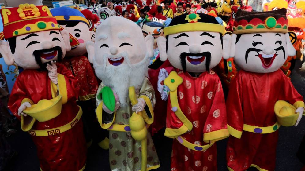 Foto: Un grupo de personas celebra el Año Nuevo Lunar en las calles. (EFE)