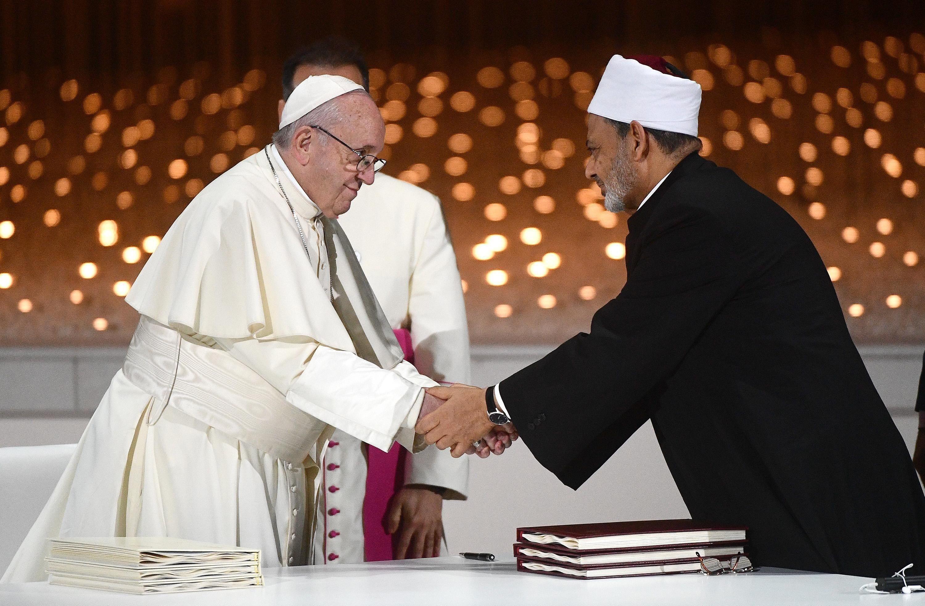 El Papa y Al Tayeb, antes del icónico beso.