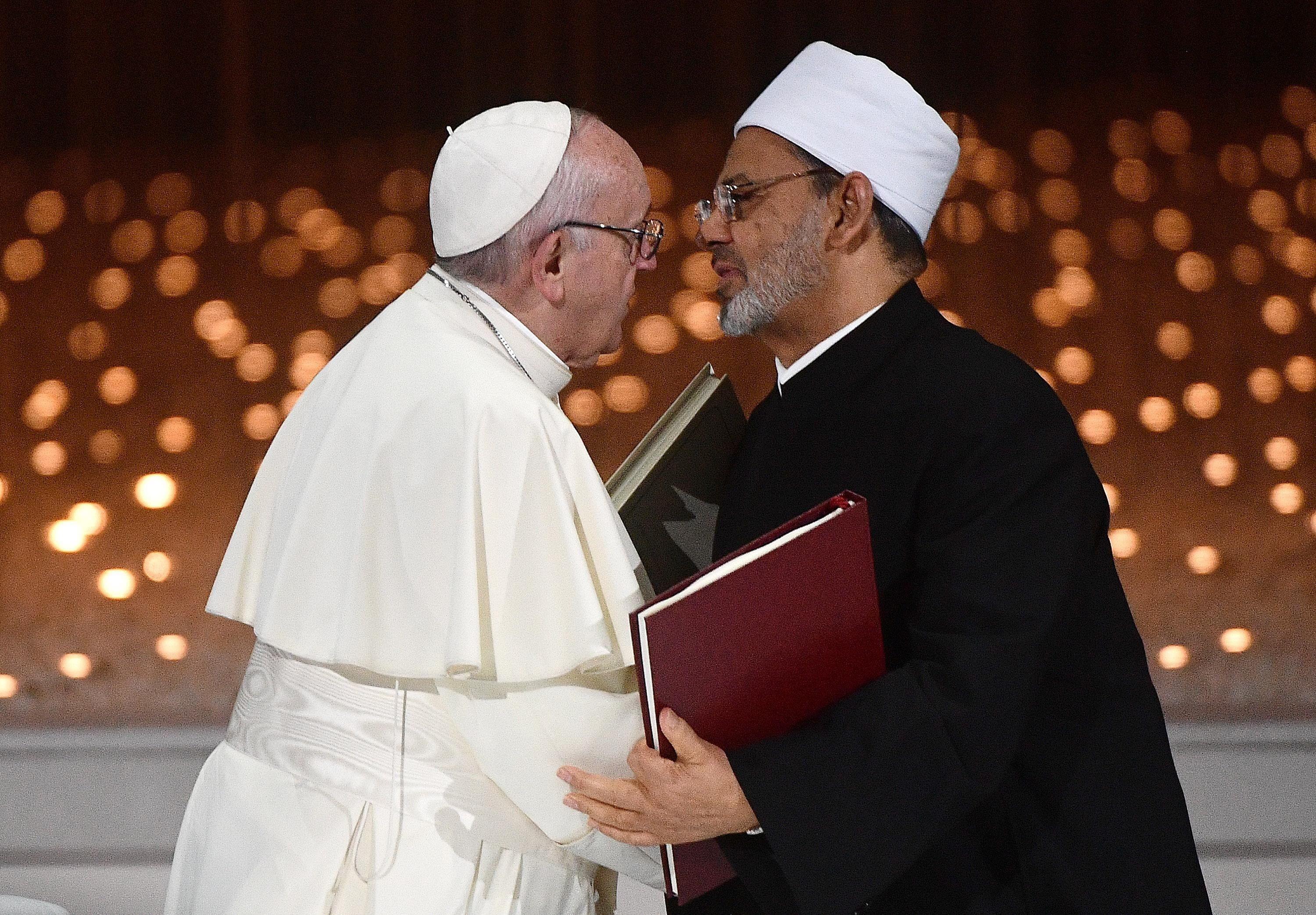 El Papa y Al Tayeb, antes del icónico beso.