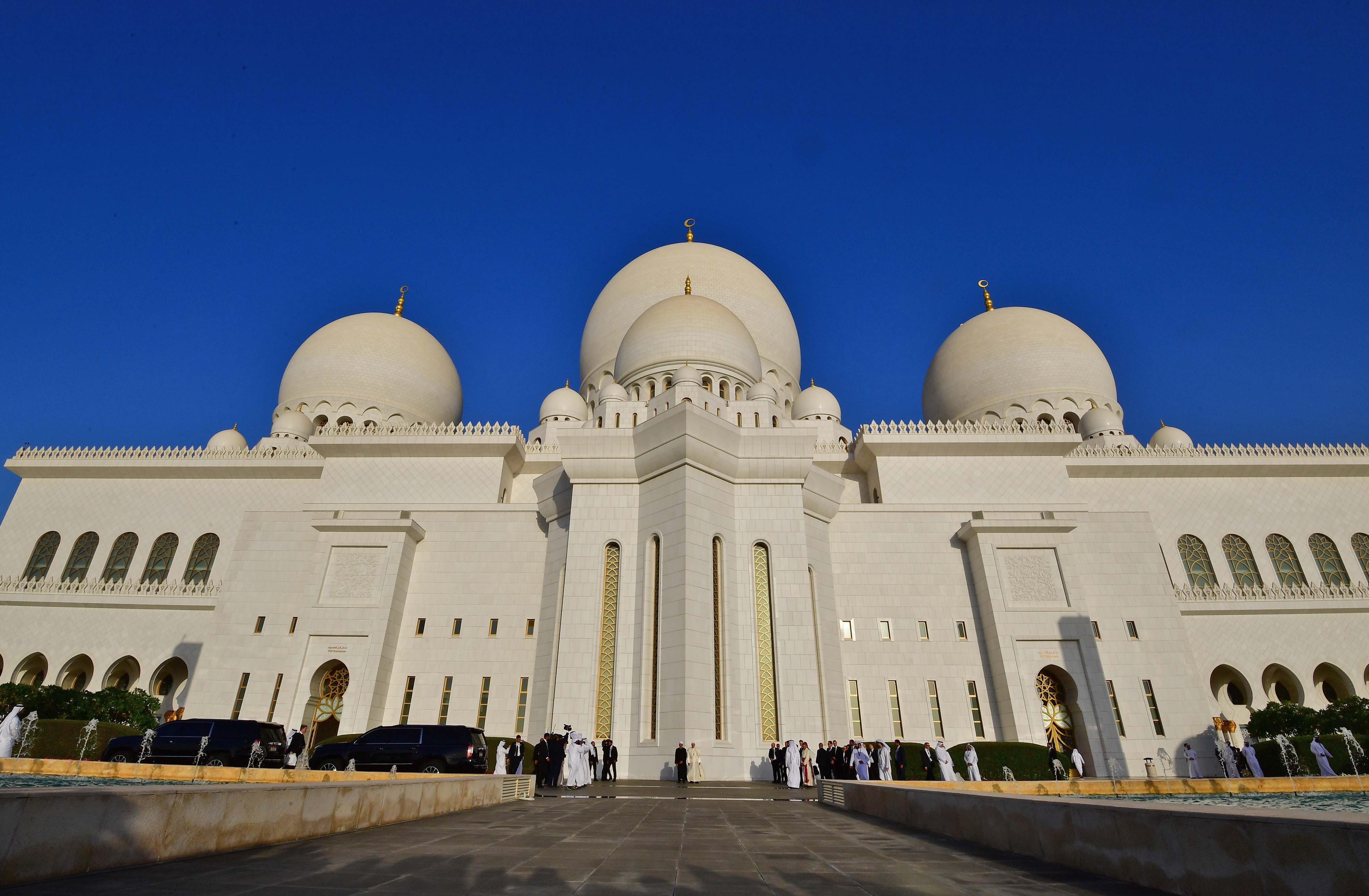 El Papa y al Tayeb, frente a la Mezquita Zayed.