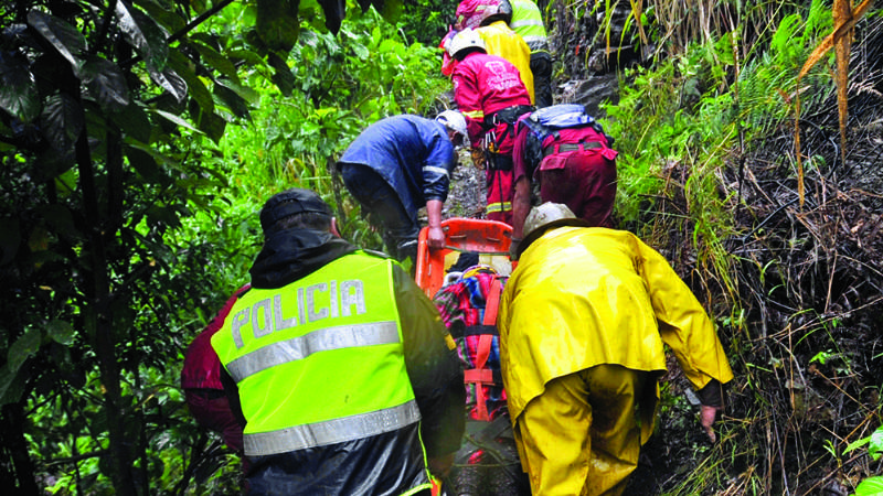 Rescatistas héroes y familias angustiadas, sin tregua en Caranavi