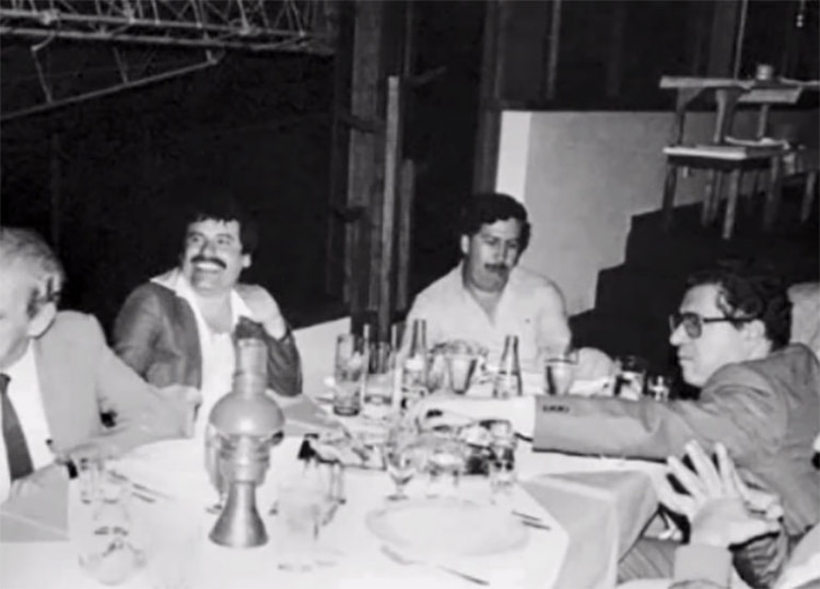 Una foto que circula en redes sociales sobre la cumbre narco. El Chapo (centro izquierda) es considerado el narcotraficante más famoso después de Pablo Escobar (centro derecha)