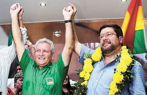 Pacto. Rubén Costas y Samuel Doria Medina, en 2014, cuando firmaron la alianza Unidad Demócrata (UD).