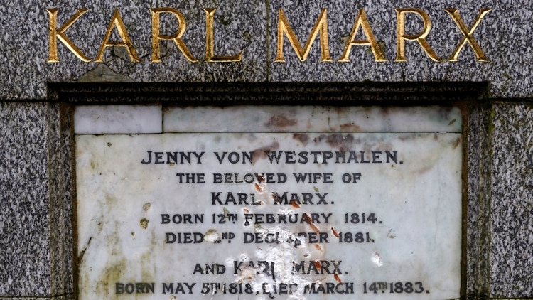Las marcas que quedaron en la tumba de Marx después de ser vandalizada (Reuters)