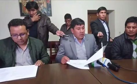 El gobernador del departamento de Potosí, Juan Carlos Cejas, junto a autoridades de esa regíon.