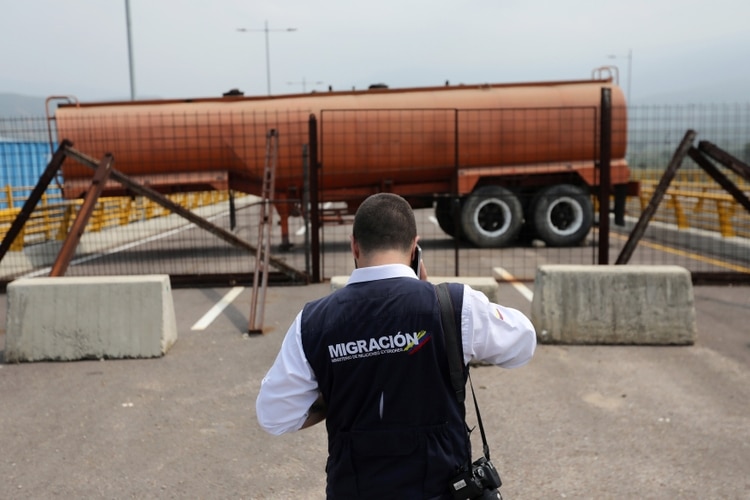 Bloqueo en la carretera para impedir la ayuda humanitaria. (REUTERS/Luisa Gonzalez)