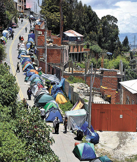 La Paz. Jóvenes en fila en la avenida Copacabana para el Estado Mayor.