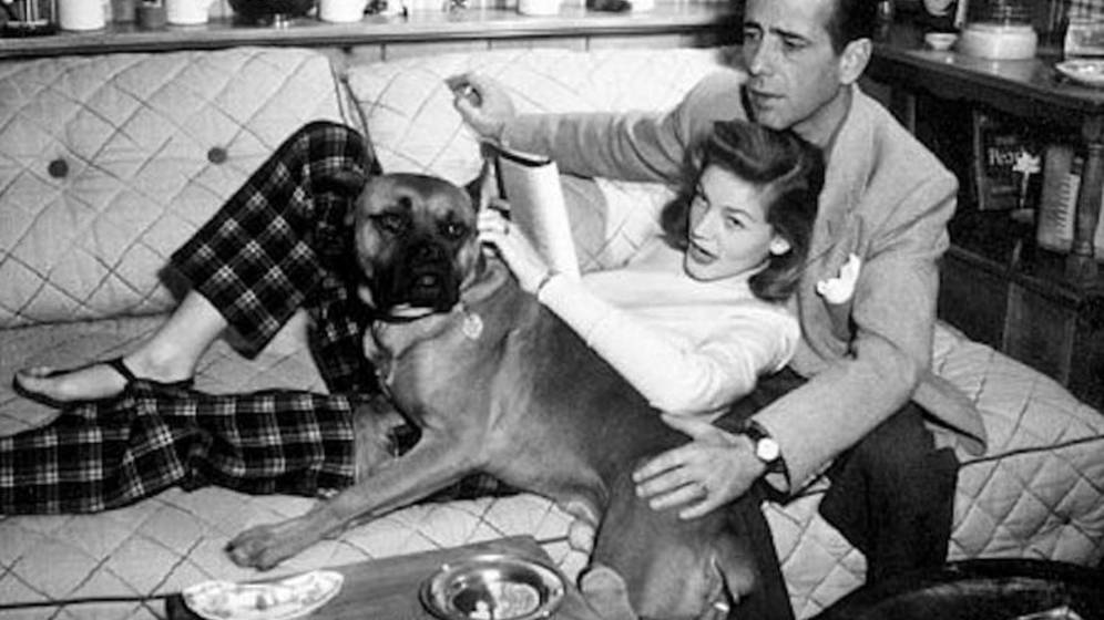 Foto: Bacall y Bogart con su perro. (Reuters)