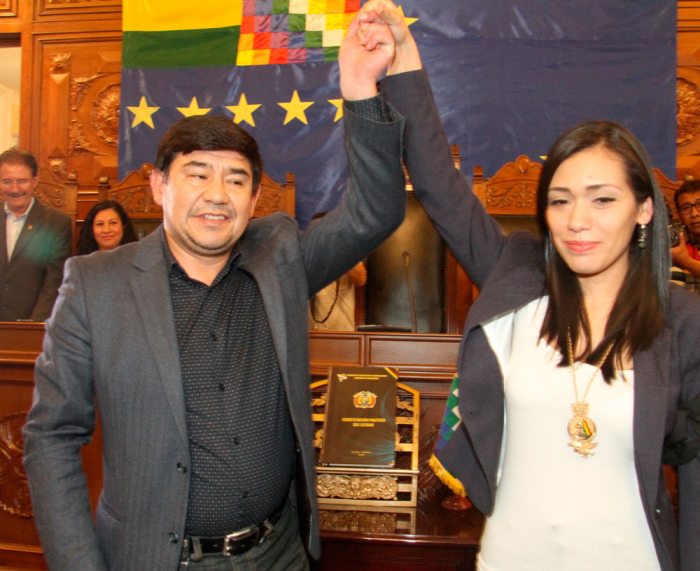 EL SENADOR MILTON BARÓN CELEBRA CON SU COLEGA ADRIANA SALVATIERRA LA DESIGNACIÓN DE ESTA ÚLTIMA. FUE EN ENERO.