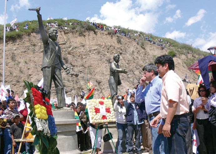 HOMENAJE. En La Calancha se levantó tres monumentos en conmemoración de los tres fallecidos.
