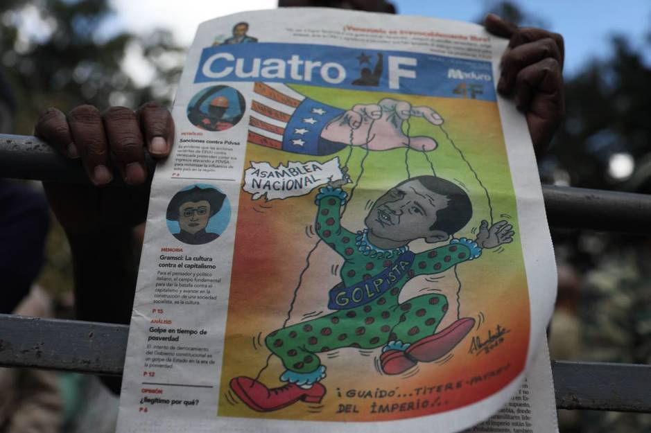 Vista de un periÃ³dico donde se observa una ilustraciÃ³n del lÃ­der opositor Juan GuaidÃ³ como un tÃ­tere de EEUU. (EFE)