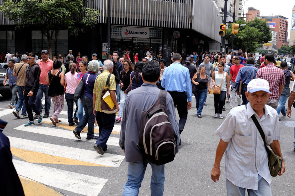 Peatones en una calle de Caracas, en agosto de 2018. (Reuters)