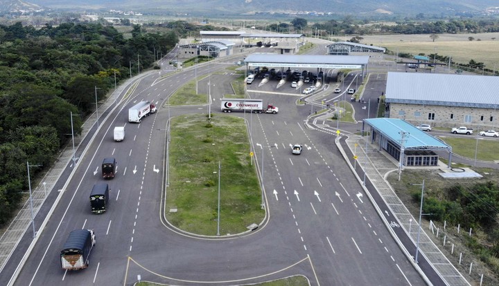El centro de acopio en Cúcuta, donde aguardan los camiones./ AFP