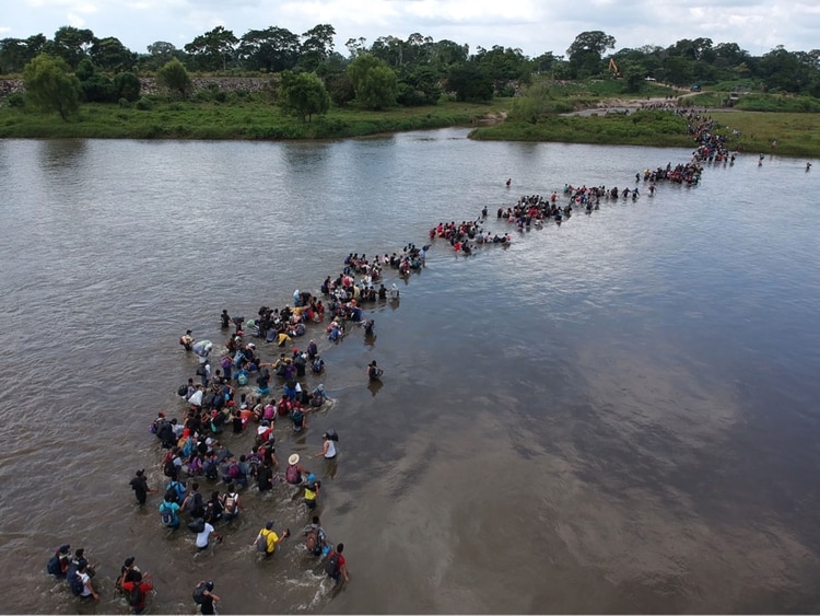 Miles de salvadoreños dejan cada año el país. Algunos formaron parte de las diversas caravanas migrantes hacia EEUU (Carlos ALONZO / AFP)