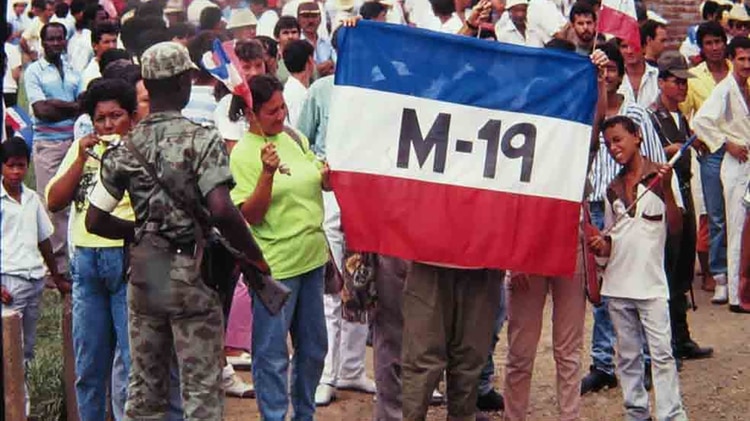 El MAS comenzó con el exterminio del grupo guerrillero M-19, del que secuestraron, torturaron y asesinaron a varios de sus miembros.