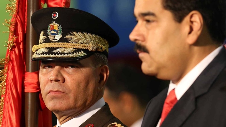 Vladimir Padrino López junto a Nicolás Maduro