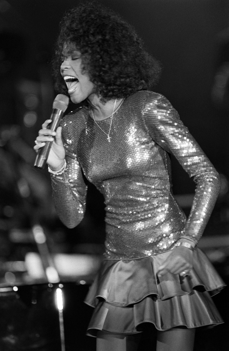 Whitney Houston en una presentación que ofreció en 1988 (AFP PHOTO CHRISTOPHE SIMON)