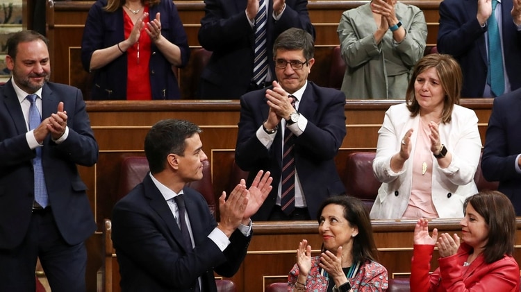 Sánchez arriesga una escasa mayoría en el Parlamento, ante el avance de las formaciones de derecha (Reuters)
