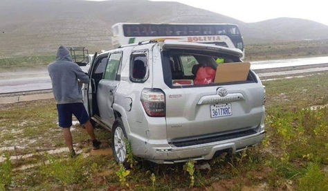 Rodríguez (de espaldas) junto a su vehículo en la carretera La Paz-Oruro. Foto: Hablemos del Santo